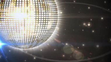 Işık yansımaları ve parlayan parçacıkların animasyonuyla dönen disko topu. Gece kulübü, dans, parti, gece hayatı, kutlama, retro