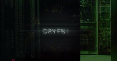 Yeşil ışıklı sunucu odasında şifreli metin canlandırılıyor. Engelleme zinciri, teknoloji, dijital, yenilik, veri, ağ