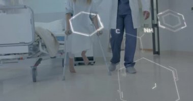 Tıbbi profesyonelin yardımıyla koltuk değnekleriyle yürüyen hasta üzerinde kimyasal yapı animasyonu. Sağlık, rehabilitasyon, fizik tedavi, yardım, hareketlilik, iyileşme