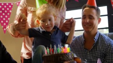 Doğum gününü pasta ve mumlarla kutluyoruz aile toplantısıyla ilgili maytap animasyonları yapıyoruz. Kutlama, doğum günü partisi, mutluluk, şenlik, birliktelik, parti