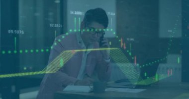 Finansal verileri analiz etmek ve telefonda konuşmak, borsa animasyonu üzerinde iş adamı olmak. Finans, analitik, ticaret, iletişim, teknoloji, yatırım