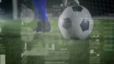 Futbolcu yeşil alanda veri işleme animasyonuyla topa vuruyor. futbol, atlet, teknoloji, spor, hareket, dinamik