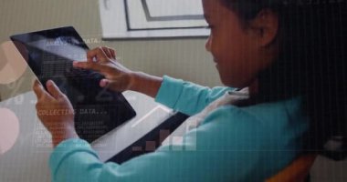 Tabletle etkileşim, finansal verilerle örtüşen çocuk ve ikili kod animasyonu. Teknoloji, gelecek, finans, yenilik, kodlama, dijital