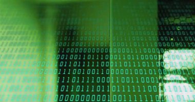 İkili kod animasyonu, yeşil arkaplandaki gölgeli figür üzerinde. Teknoloji, dijital, siber güvenlik, kodlama, veri, hacker