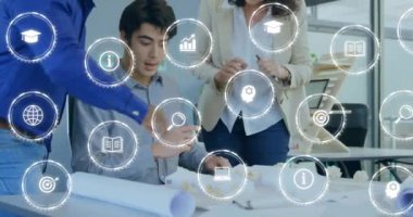 Veri işleme ve bilgi simgeleri animasyonu üzerinde işbirliği yapan iş adamları. Takım çalışması, işbirliği, teknoloji, analitik, yenilik, buluşma kavramı