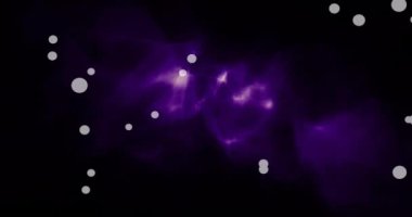 Siyah arkaplanda mor nebula ve beyaz parçacıklar animasyonu. Uzay, galaksi, evren, yıldızlar, evren, astronomi