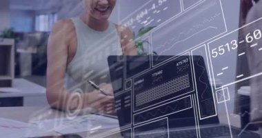 Elinde akıllı telefon olan gülümseyen kadın, ofis sahnesinde dijital veri işleme animasyonu. Teknoloji, iş, iletişim, çalışma, profesyonel, kurumsal