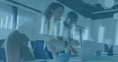 Bilgisayardaki verileri analiz etmek, finansal çizelgeleri olan iş adamları. veri analizi, takım çalışması, işbirliği, finans, analitik, teknoloji