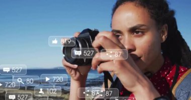 Fotoğraf çekmek, sosyal medya tebligatı olan kişi kıyı arka planında animasyon. Fotoğraf, deniz kenarı, teknoloji, akıllı telefon, etkili, dijital