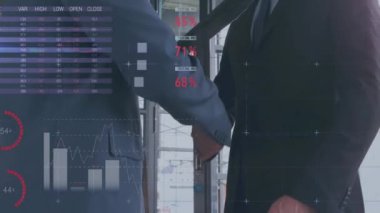 İş adamları mali tablolar ve dünya haritası animasyonlarıyla el sıkışıyor. el sıkışma, anlaşma, ortaklık, küresel, finans, veri