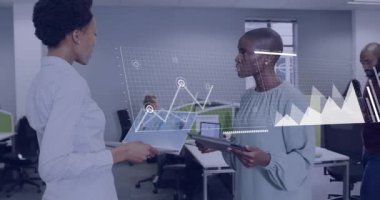 Modern ofiste tartışan çeşitli meslektaşlar üzerinde iş veri analizi animasyonu. Takım çalışması, işbirliği, profesyonel, beyin fırtınası, tartışma, teknoloji