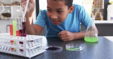 Bilim deneyi, moleküler yapılar üzerinde kimyasal reaksiyonları gözlemleyen çocuk. kimya, gözlem, çocuk, laboratuvar, eğitim, güvenlik