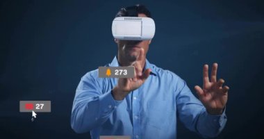 VR kulaklık takan, sosyal medya bildirimleri ve ağ animasyonlarıyla çevrili bir adam. Teknoloji, sanal gerçeklik, dijital, ağ, bağlantı, internet