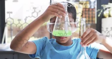 Kimya deneyi yapmak, üzerinde kimyasal formüller olan matarayı tutmak. Bilim, eğitim, laboratuvar, öğrenme, araştırma, STEM