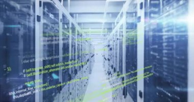 Veri merkezindeki sunucular üzerinde bilgisayar kodu animasyonu. Teknoloji, ağ, siber güvenlik, programlama, kodlama, bilişim