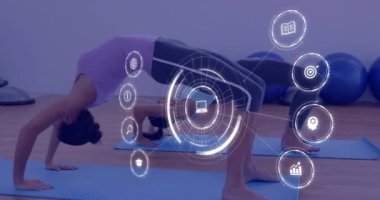Yoga yapan kadınlar, egzersiz stüdyosunda dijital arayüz animasyonu yapan kadınlar. fitness, wellness, technology, interactive, meditasyon, health