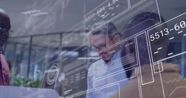 İş adamları ofis ortamında dijital arayüz animasyonuyla verileri tartışıyor. takım çalışması, veri analizi, toplantı, yenilik, teknoloji, işbirliği