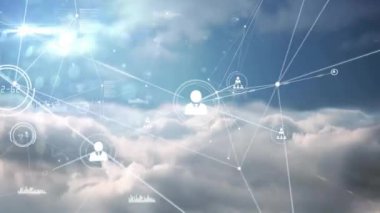 Bulutlu gökyüzü arkaplanı üzerinde bağlantı ve veri işleme animasyonu ağı. Teknoloji, ağ oluşturma, bulut hesaplama, dijital, siber, sanal