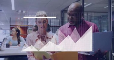 Mali veri tablosu, çeşitli iş adamlarının ofiste belgeleri tartışmaları üzerine animasyon. finans, kurumsal, takım çalışması, veri analizi, strateji, buluşma kavramı