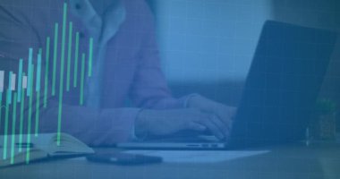 Laptop klavyesinde yazan kişinin finansal veri analizi. Finans, teknoloji, iş dünyası, çalışma alanı, ekonomi, rapor