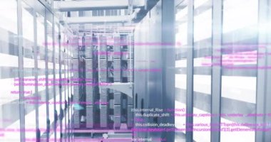 Veri merkezindeki sunucular üzerinde bilgisayar kodu animasyonu. Teknoloji, kodlama, dijital, bulut hesaplama, ağ, bilişim