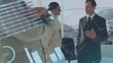 Ofisteki iş adamları veri tabloları ve grafiklerle animasyon üzerinde çalışıyorlar. takım çalışması, veri analizi, işbirliği, sunum, şirket, strateji kavramı