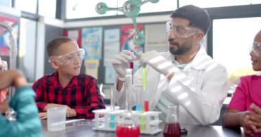 Bilim adamı çocuklara moleküler yapı animasyonu üzerinde deney yapıyor. Bilim, eğitim, gösteri, öğrenme, teknoloji, keşif