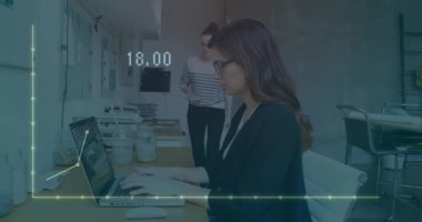 Ofiste dizüstü bilgisayarda çalışan iki kadının mali grafik animasyonu. İş, finans, takım çalışması, işyeri, işbirliği, teknoloji