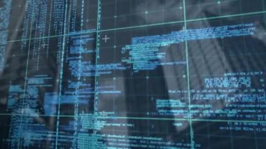 Dijital kod ve veri işleme animasyonu gökdelenlerle şehir manzarası üzerinde. Teknoloji, fütüristik, siber, kentsel, ağ, yenilik