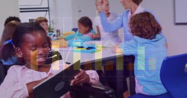 Öğretmenle çalışan çocuklar, sınıf sahnesinde finansal veri animasyonu. Eğitim, öğrenme, öğrenciler, grafik, analitik, bilgi kavramı