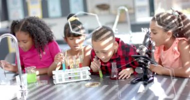 Sınıfta bilim deneyleri yapan çocuklar üzerinde kimyasal formüller ve moleküler yapılar. kimya, eğitim, öğrenme, laboratuvar, öğrenciler, moleküller kavramı