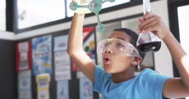 Bilim deneyi yapmak, moleküler yapı animasyonlu çocuk beherleri tutmak. kimya, eğitim, öğrenme, yenilik, keşif, araştırma kavramı