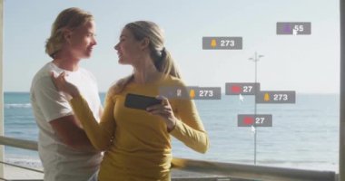 Okyanus tarafından selfie çekilen insanlar hakkında sosyal medya bilgilendirmeleri. Teknoloji, oto portre, plaj, açık hava, boş zaman, yaşam tarzı konsepti.