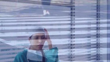 Önlüklü profesyonel doktor yatay çizgilerin üzerinde dinleniyor. Sağlık, yorgunluk, stres, doktor, hemşire, tükenmişlik.