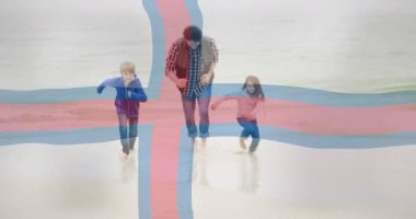 Baba ve kızı sahilde oynuyor, Faroe Adaları animasyon bayrağı üzerinde. Aile, bağ, tatil, neşeli, eğlenceli, su