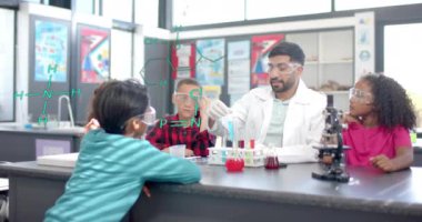 Fen sınıfındaki çocuklara deneyi açıklayan öğretmenin üzerindeki kimya formülleri. Eğitim, laboratuvar, öğrenme, öğrenciler, öğretim kavramı