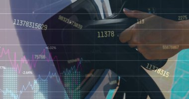 Elektrikli arabayı şarj eden bir kadının mali veri işleme görüntüsü. Küresel yeşil elektrik, finans, iş, bağlantılar, hesaplama ve veri işleme kavramı dijital olarak oluşturulmuş görüntü.