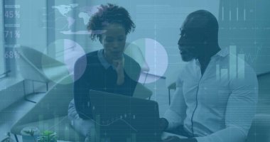 Bilgisayardaki verileri analiz etmek, finansal tabloları olan iş adamları. analitik, finans, takım çalışması, işbirliği, teknoloji, bilgisayar