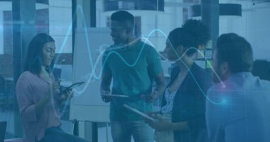 İşletme ekibi üzerinde veri görselleştirme görüntüsüyle projeyi tartışıyor. Takım çalışması, işbirliği, beyin fırtınası, toplantı, analiz, dijital