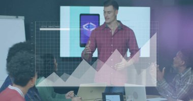 Ofisteki çeşitli iş adamlarıyla ilgili finansal veri işleme resmi. Küresel finans, iş, bağlantılar, hesaplama ve veri işleme kavramı dijital olarak oluşturuldu.