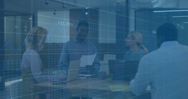 Finansal veriler modern ofisteki iş toplantısından sonraki görüntüyü gösteriyor. finans, analiz, takım çalışması, işbirliği, sunum, kurumsal