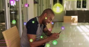 Akıllı telefon ve gülümseme kullanan adam, sosyal medya bilgilendirme görüntüleriyle çevrili. Teknoloji, iletişim, dijital, bağlantı, etkileşim, bağlılık