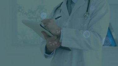 Panoya yazı yazan doktor, arka planda tıbbi veri işleme animasyonu. Sağlık, teknoloji, hastane, analiz, hasta kayıtları.