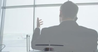 İş adamı telefonda konuşuyor, havaalanı arka planında uçak animasyonu var. seyahat, iletişim, teknoloji, akıllı telefon, ayrılış, gezgin
