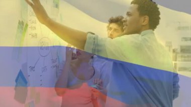 Projede işbirliği yapmak, Kolombiya bayrağı animasyonu üzerinde birlikte çalışmak. Takım çalışması, işbirliği, iş dünyası, beyin fırtınası, birlik, yaratıcılık kavramı