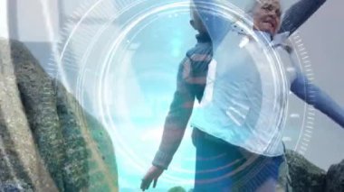 Dağlarda yürüyüş yapan yaşlı bir çiftin gelecekteki dijital arayüz animasyonu. Teknoloji, macera, fitness, açık hava, doğa, sağlık