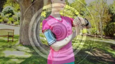 Parkta esneme, kolluğu dijital arayüz animasyonu üzerinde olan bir kadın. Fitness, egzersiz, teknoloji, egzersiz, açık hava, uygulama