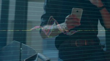 Akıllı telefonu tutan kişi, finansal veri tablosu animasyonunu izleyen kişi. Finans, teknoloji, analitik, iş, yatırım