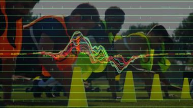 Sporcuların sahada koni ile antrenman yapmaları üzerine spor veri analizi. spor, teknoloji, istatistik, performans, izleme, egzersiz