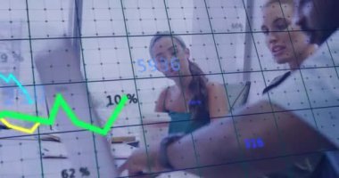 Toplantıdaki iş adamlarıyla ilgili finansal veri tablosu animasyonu. finans, kurumsal, takım çalışması, analiz, istatistik, profesyonel konsept